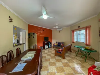 Casa - Térrea com 3 quartos (sendo 1 suite(s)) a 300,00 metros praia.
