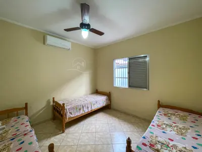 Casa - Térrea com 3 quartos (sendo 1 suite(s)) a 300,00 metros praia.