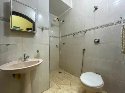 Casa - Térrea com 3 quartos (sendo 1 suite(s)) a 300,00 metros praia.