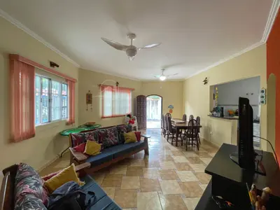 Casa - Térrea com 3 quartos (sendo 1 suite(s)) a 300,00 metros praia.