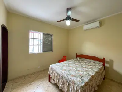 Casa - Térrea com 3 quartos (sendo 1 suite(s)) a 300,00 metros praia.