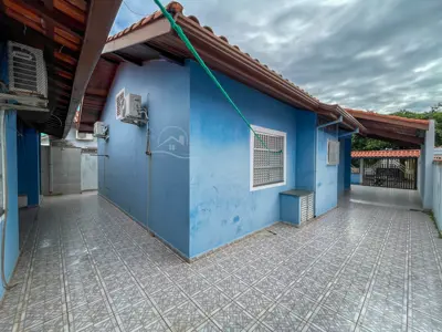 Casa - Térrea com 3 quartos (sendo 1 suite(s)) a 300,00 metros praia.