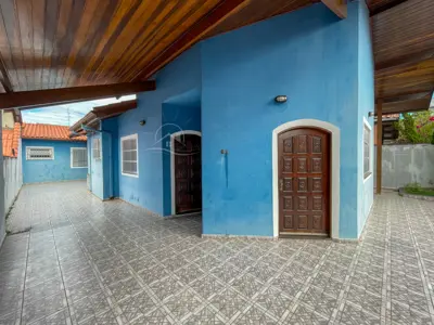Casa - Térrea com 3 quartos (sendo 1 suite(s)) a 300,00 metros praia.