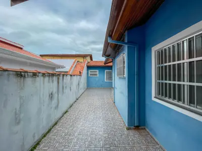 Casa - Térrea com 3 quartos (sendo 1 suite(s)) a 300,00 metros praia.