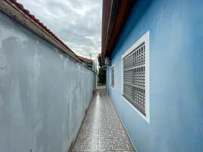 Casa - Térrea com 3 quartos (sendo 1 suite(s)) a 300,00 metros praia.