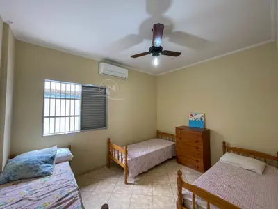 Casa - Térrea com 3 quartos (sendo 1 suite(s)) a 300,00 metros praia.