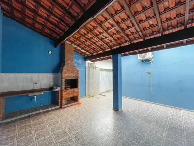 Casa - Térrea com 3 quartos (sendo 1 suite(s)) a 300,00 metros praia.