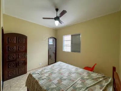 Casa - Térrea com 3 quartos (sendo 1 suite(s)) a 300,00 metros praia.