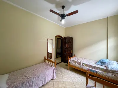 Casa - Térrea com 3 quartos (sendo 1 suite(s)) a 300,00 metros praia.