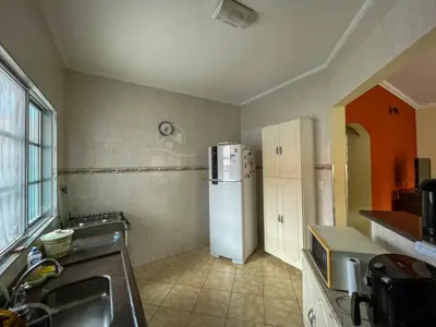 Casa - Térrea com 3 quartos (sendo 1 suite(s)) a 300,00 metros praia.