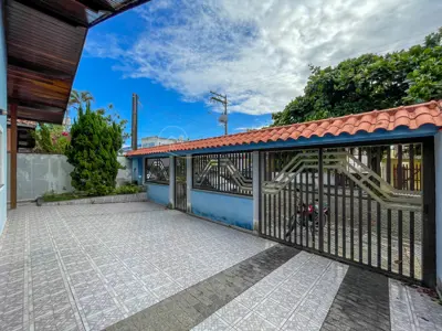 Casa - Térrea com 3 quartos (sendo 1 suite(s)) a 300,00 metros praia.