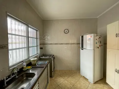 Casa - Térrea com 3 quartos (sendo 1 suite(s)) a 300,00 metros praia.