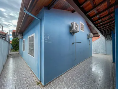 Casa - Térrea com 3 quartos (sendo 1 suite(s)) a 300,00 metros praia.