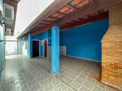 Casa - Térrea com 3 quartos (sendo 1 suite(s)) a 300,00 metros praia.