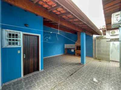 Casa - Térrea com 3 quartos (sendo 1 suite(s)) a 300,00 metros praia.