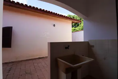 Casa - Térrea com 3 quartos (sendo 1 suite(s)) a 250,00 metros praia.