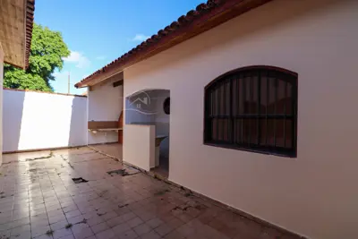 Casa - Térrea com 3 quartos (sendo 1 suite(s)) a 250,00 metros praia.