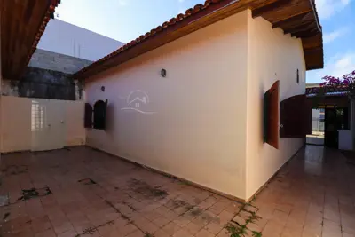 Casa - Térrea com 3 quartos (sendo 1 suite(s)) a 250,00 metros praia.