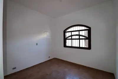 Casa - Térrea com 3 quartos (sendo 1 suite(s)) a 250,00 metros praia.