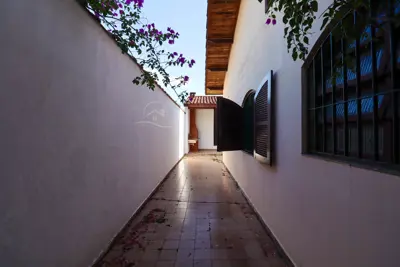 Casa - Térrea com 3 quartos (sendo 1 suite(s)) a 250,00 metros praia.