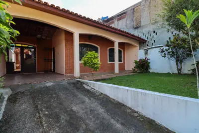 Casa - Térrea com 3 quartos (sendo 1 suite(s)) a 250,00 metros praia.