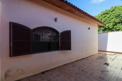 Casa - Térrea com 3 quartos (sendo 1 suite(s)) a 250,00 metros praia.