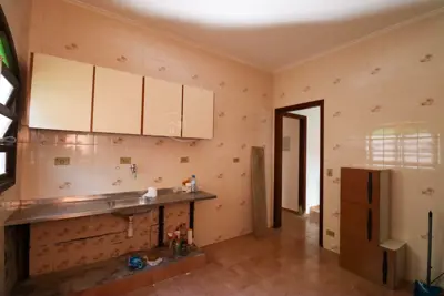 Casa - Térrea com 3 quartos (sendo 1 suite(s)) a 250,00 metros praia.
