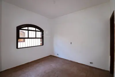 Casa - Térrea com 3 quartos (sendo 1 suite(s)) a 250,00 metros praia.