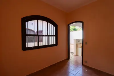 Casa - Térrea com 3 quartos (sendo 1 suite(s)) a 250,00 metros praia.