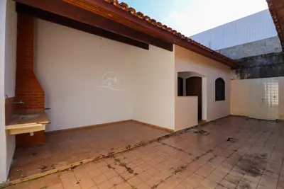 Casa - Térrea com 3 quartos (sendo 1 suite(s)) a 250,00 metros praia.