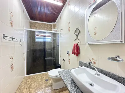 Casa - Sobrado com 4 quartos (sendo 1 suite(s)) a 50,00 metros praia.
