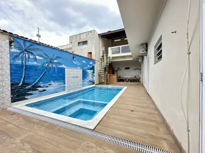 Casa - Sobrado com 4 quartos (sendo 1 suite(s)) a 50,00 metros praia.