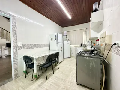 Casa - Sobrado com 4 quartos (sendo 1 suite(s)) a 50,00 metros praia.