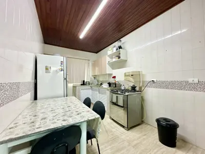 Casa - Sobrado com 4 quartos (sendo 1 suite(s)) a 50,00 metros praia.