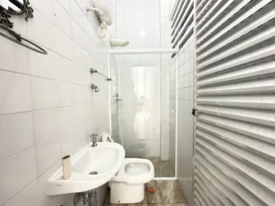 Casa - Sobrado com 4 quartos (sendo 1 suite(s)) a 50,00 metros praia.