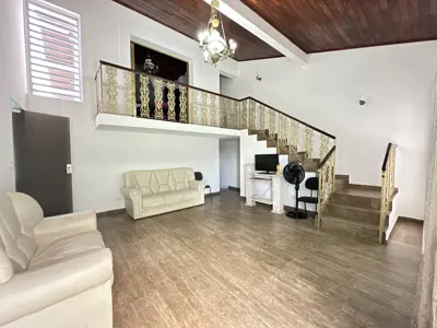 Casa - Sobrado com 4 quartos (sendo 1 suite(s)) a 50,00 metros praia.