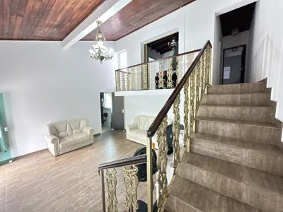 Casa - Sobrado com 4 quartos (sendo 1 suite(s)) a 50,00 metros praia.