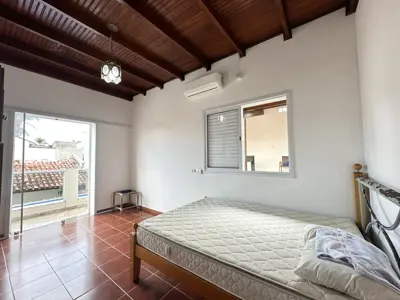 Casa - Sobrado com 4 quartos (sendo 1 suite(s)) a 50,00 metros praia.