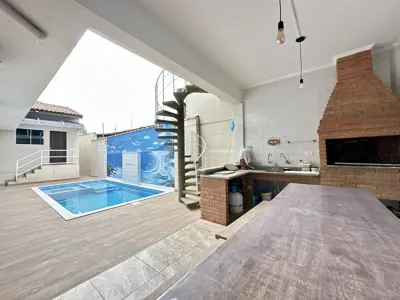 Casa - Sobrado com 4 quartos (sendo 1 suite(s)) a 50,00 metros praia.