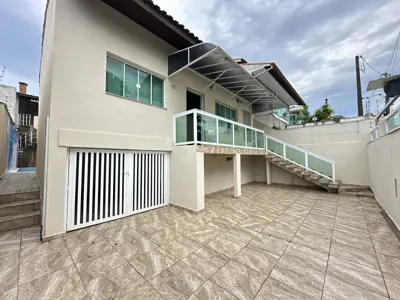 Casa - Sobrado com 4 quartos (sendo 1 suite(s)) a 50,00 metros praia.