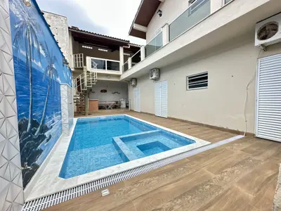 Casa - Sobrado com 4 quartos (sendo 1 suite(s)) a 50,00 metros praia.