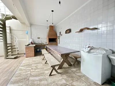 Casa - Sobrado com 4 quartos (sendo 1 suite(s)) a 50,00 metros praia.
