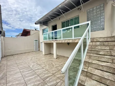 Casa - Sobrado com 4 quartos (sendo 1 suite(s)) a 50,00 metros praia.