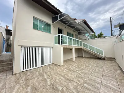 Casa - Sobrado com 4 quartos (sendo 1 suite(s)) a 50,00 metros praia.