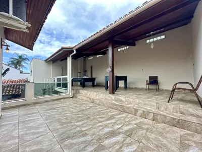 Casa - Sobrado com 4 quartos (sendo 1 suite(s)) a 50,00 metros praia.
