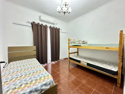 Casa - Sobrado com 4 quartos (sendo 1 suite(s)) a 50,00 metros praia.