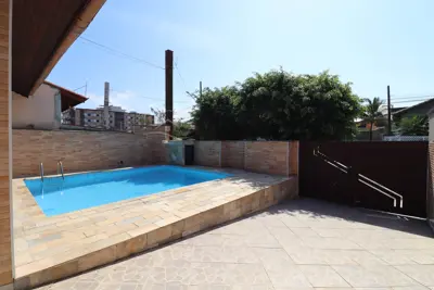 Casa - Térrea com piscina com 3 quartos (sendo 1 suite(s)) a 300,00 metros praia.