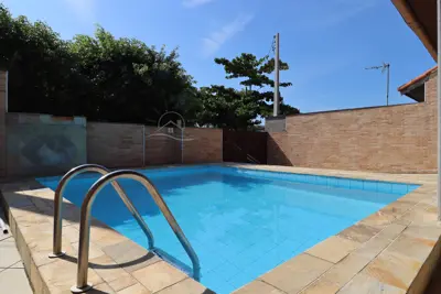 Casa - Térrea com piscina com 3 quartos (sendo 1 suite(s)) a 300,00 metros praia.