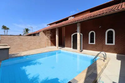 Casa - Térrea com piscina com 3 quartos (sendo 1 suite(s)) a 300,00 metros praia.