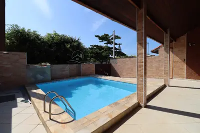 Casa - Térrea com piscina com 3 quartos (sendo 1 suite(s)) a 300,00 metros praia.